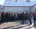 Olszewka: Protest w obronie szkoły. Rodzice zawiesili transparent i zaprosili telewizję (ZDJĘCIA)
