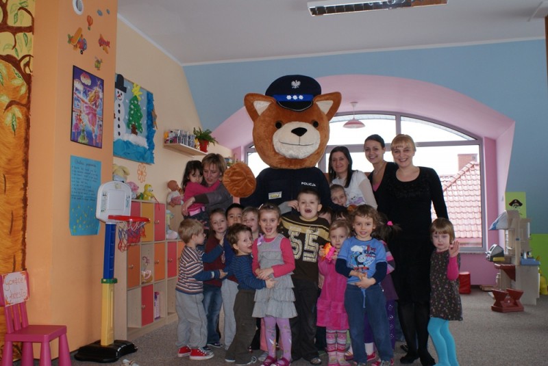Komisarz Kurpik pomaga dzieciom zdobywać niezbędną wiedzę w ciekawy i oryginalny sposób (fot. KMP w Ostrołęce)