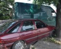 Kolizja na ulicy Goworowskiej: Mercedes zepchnął forda na drzewo (ZDJĘCIA)
