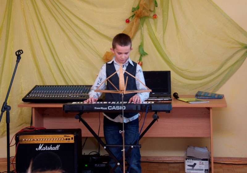 Damian Kośnik grę na keyboardzie rozpoczął 2 miesiące temu (fot. archiwum GOKSiR)