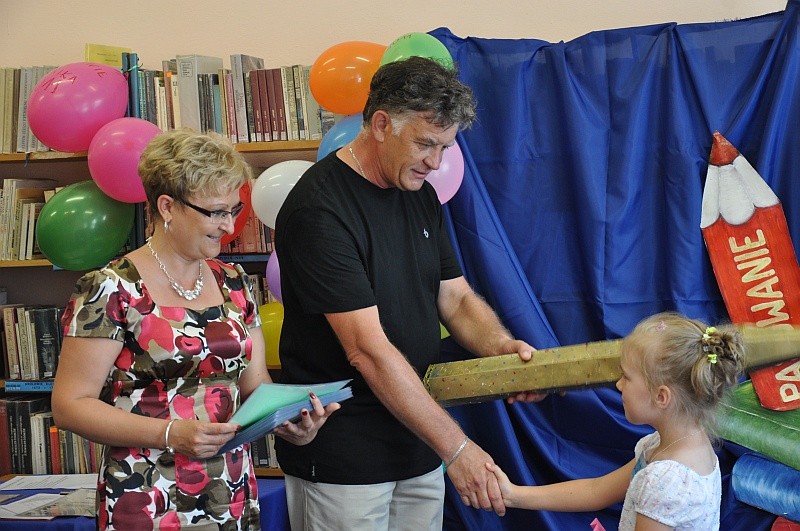 Dziś przedszkolaki oficjalnie staly się czytelnikami biblioteki (fot. J.Pych)