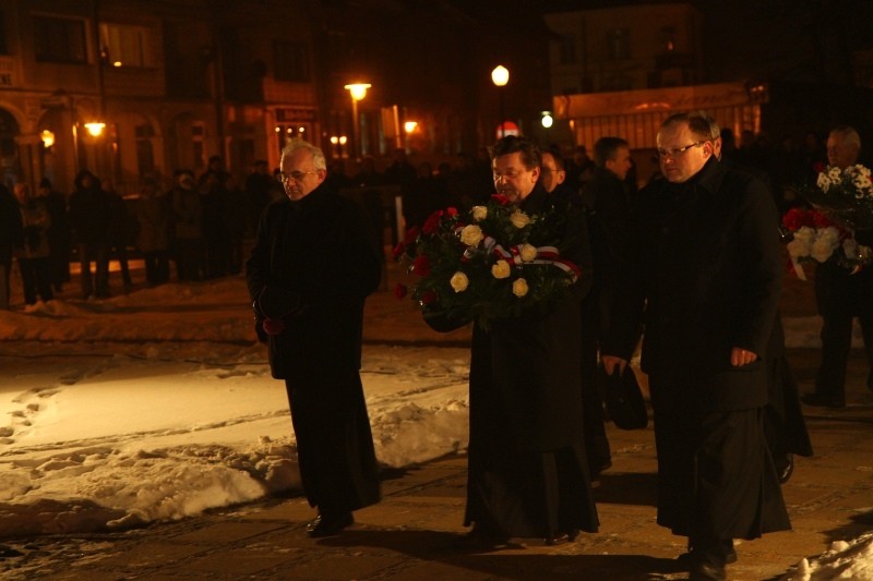 Proboszczowie ostrołęckich parafii składają wieńce pod pomnikiem Ofiar Terroru Komunistycznego (fot. R. Dawid)