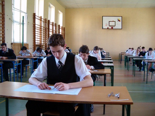 Egzamin gimnazjalny 2011, część matematyczno-przyrodnicza (fot. gim3.zary.pl)