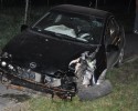 Opel wypadł z zakrętu i uderzyl w latarnię. Kierowcy poszukuje policja (ZDJĘCIA)