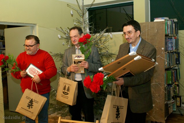 9 stycznia w bibliotece gościli - od lewej - Jacek Pawłowicz, Kazimierz Krajewski i Tomasz Łabuszewski (fot. kadzidlo.pl) 