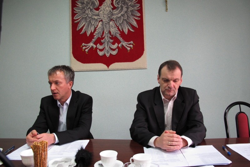 Na pytania dziennikarzy odpowiadali Janusz Kotowski, prezydent miasta oraz Grzegorz Płocha, wiceprezydent (fot. R. Dawid) 