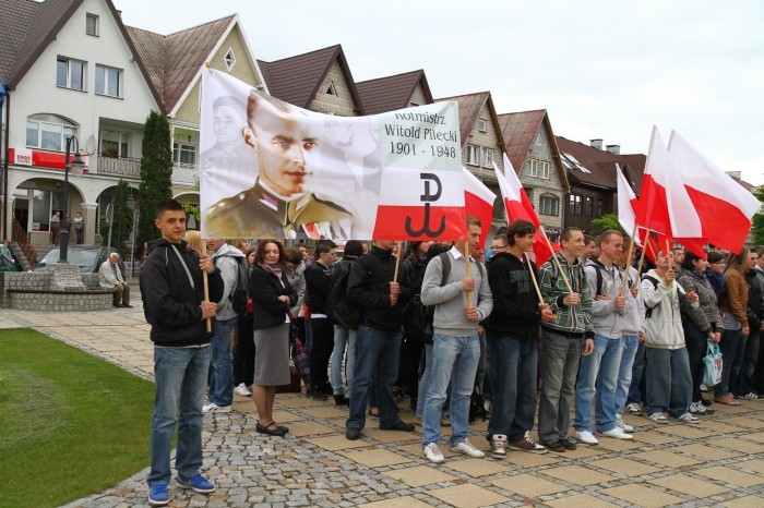 Po przemarszu ulicami miasta uczniowie wraz z nauczycielami spotkali się pod pomnikiem Żołnierzy Wyklętych (fot. R.D)