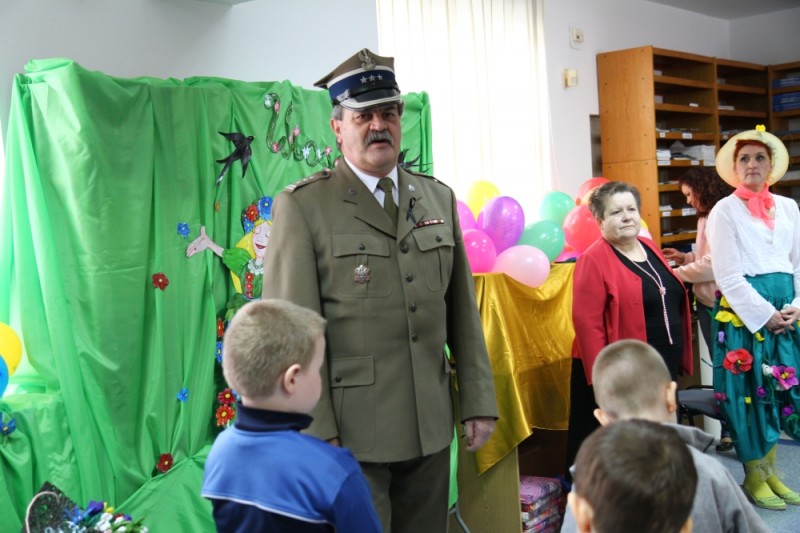 Dzieciom czytał bajki Marek Tadeusz Kowalski, prezes Stowarzyszenia Sympatyków V Pułku Ułanów Zasławskich