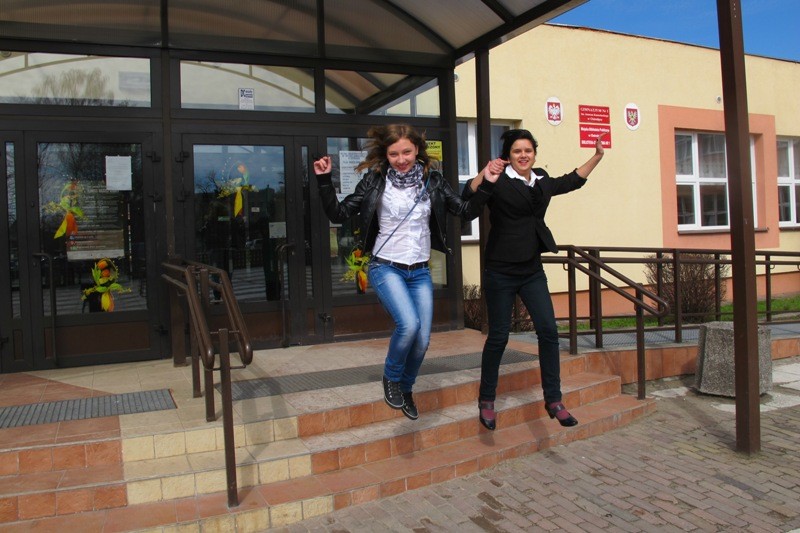 Agnieszka i Natalia z Gim nr 1 są bardzo zadowolene z dziesiejszego egzaminu! (fot.R.D)