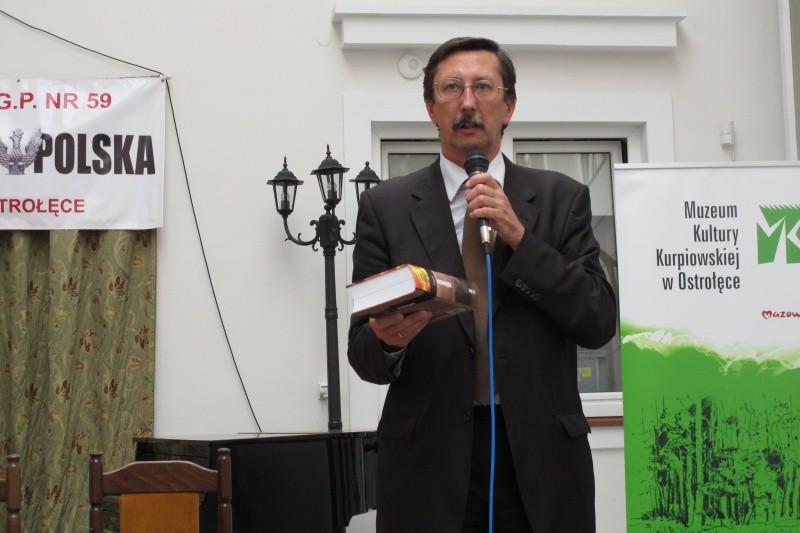Profesor Jan Żaryn podczas spotkania w Ostrołęce