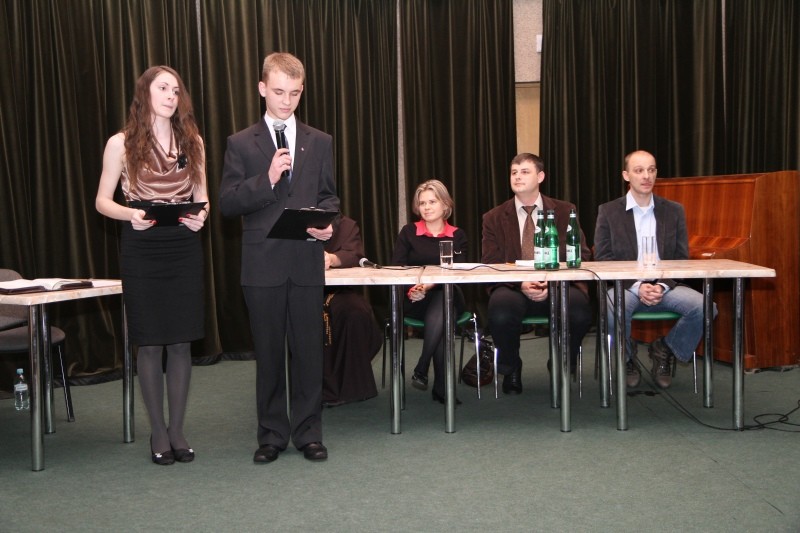 W debacie wzięli udział: Sylwester Laskowski, o Leonard Bielecki OFM z Poznania oraz Krzysztof i Anna Jankowscy (fot. R. Dawid)