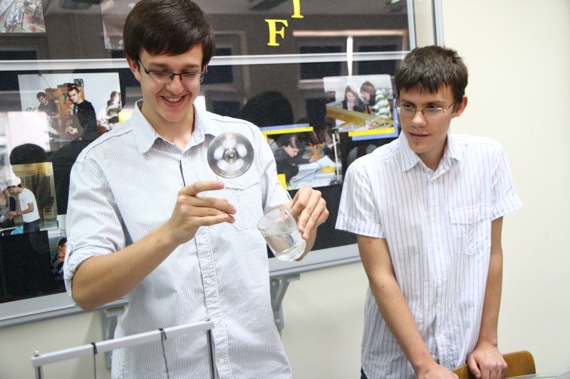 Absolwenci projektu Mazowieckie Talenty prowadzoną m.in  pokazy i doświadczenia z fizyki i chemii.