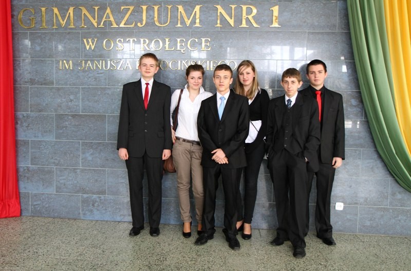 Paweł, Ola, Ewelina, Cezary oraz Bartosz z 3c są zadowoleni z dzisiejszego egzaminu (fot. R. Dawid)