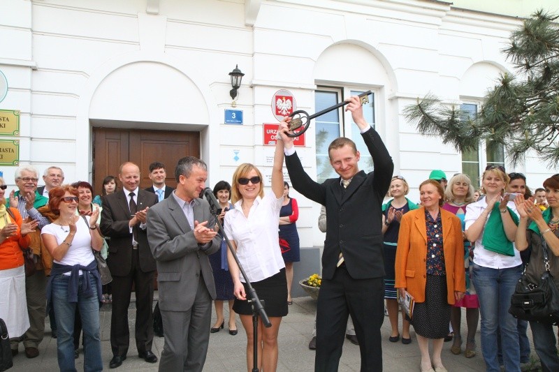 Janusz Kotowski, prezydent przekazał studentom klucz do bram miasta. (fot.R.D.)