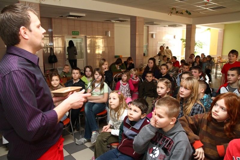 W poniedziałek dzieci poznały tajniki kuchni włoskiej i kulturę Włoch (fot. R. Dawid)