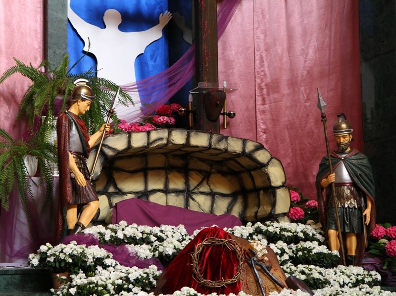 Grób Pański w kościele pw.Zbawiciela Świata nawiązuje do beatyfikacji Jana Pawła II, która odbędzie się za kilka dni. (fot.R.Dawid)