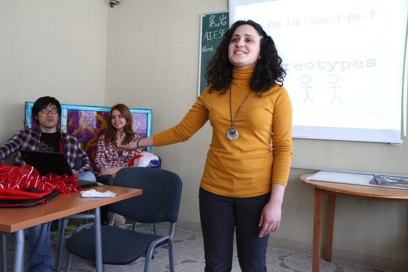 Ana Tavartkiladze z Gruzji przedstawiła uczniom tradycje i historię swojego kraju (fot. R. Dawid)