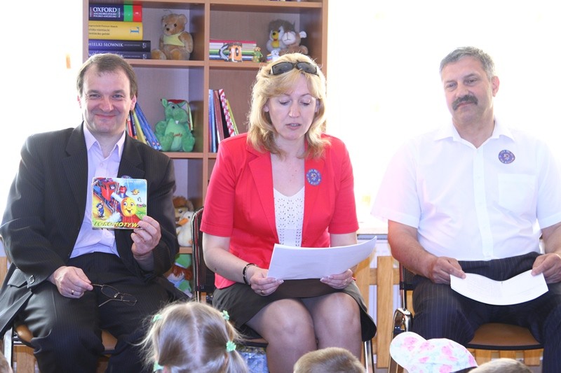Grzegorz Płocha, wiceprezydent czytał dzieciom bajkę o Lokomotywie