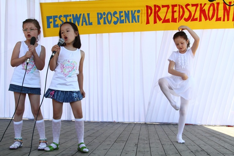 Dzieci prezentowały swoje muzyczne talenty na scenie.