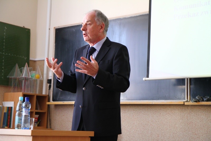 Wiktor Niedziecki wyjaśniał uczniom jakie błędy są najczęściej popełniane przy wystąpieniach publicznych 