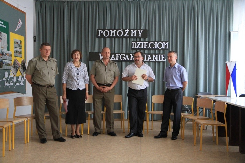 Dziś w Zespole Szkół Zawodowych nr 2 w Ostrołęce odbyło się oficjalne zakończenie zbiórki darów dla dzieci z Afganistanu (fot. R.D.)