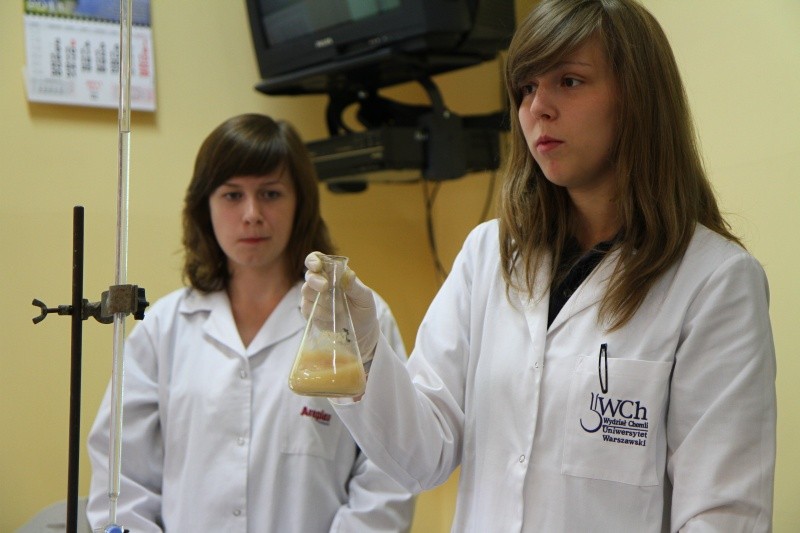 Studenci z Uniwersytetu Warszawskiego prezentowali uczniom ciekawe doświadczenia chemiczne (fot. R.D.) 