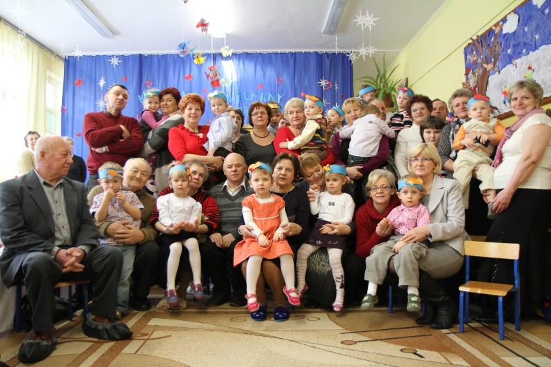 Najmłodsza grupa z Przedszkola nr 7 z babciami i dziadkami (fot. Roxana Dawid)