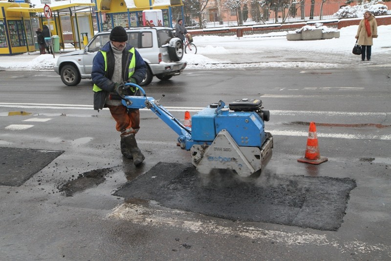 We wtorek robotnicy łatali dziury na ulicy Bogusławskiego