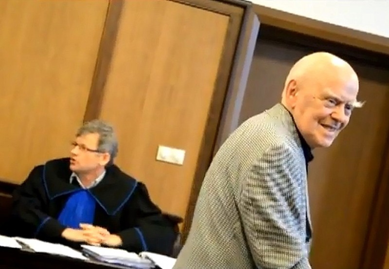 Jarosław Marek Rymkiewicz podczas procesu (fot. youtube)