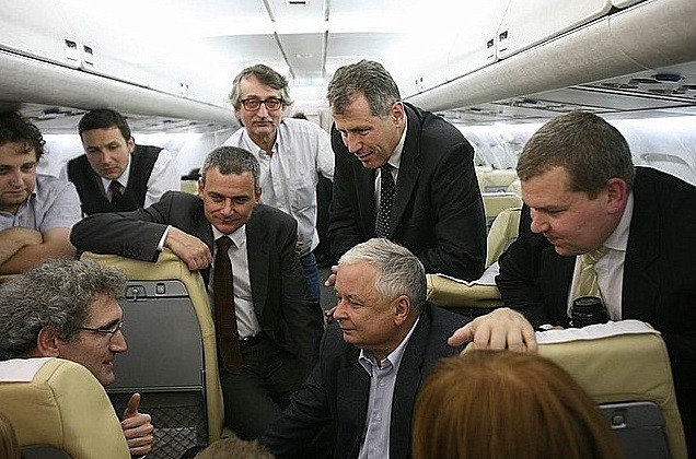Śp. Prezydent Lech Kaczyński w samolocie z Pawłem Wypychem i Władysławem Stasiakiem (fot. prezydent.pl)