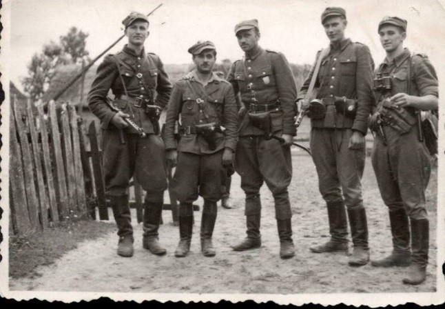Major Zygmunt Szendzielarz Łupaszka stoi w środku