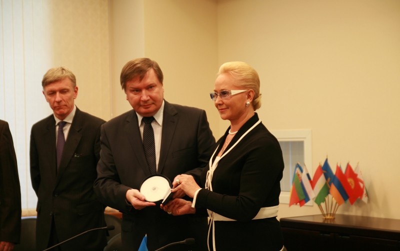 Tatiana Anodina z Jerzym Millerem, szefem polskiego MSWiA (fot. mak.ru)
