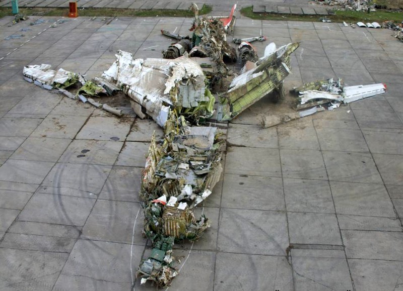 Wrak tupolewa przez kilka miesięcy rdzewiał i niszczał niezabezpieczony (fot. mak.ru)