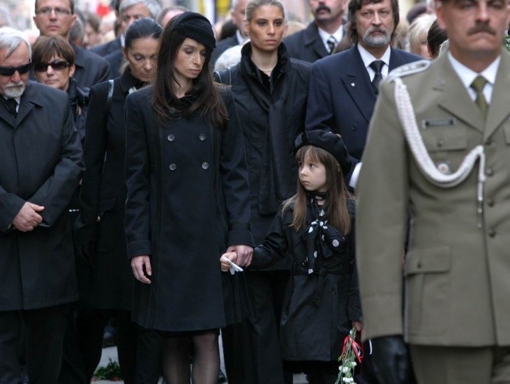 Marta Kaczyńska z córką na pogrzebie rodziców (fot. prezydent.pl)