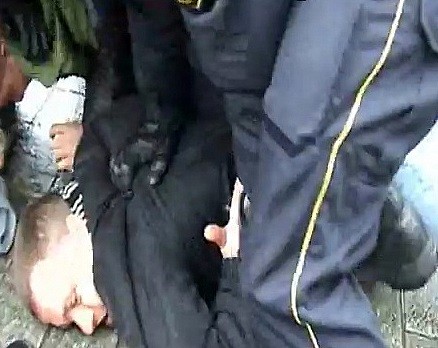 Brutalne zatrzymanie Michała Stróżyka przez stołecznych strażników miejskich (fot. youtube)