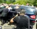 Miedwiediew nie zaciągnął hamulca. Samochód jedzie w tłum (WIDEO)