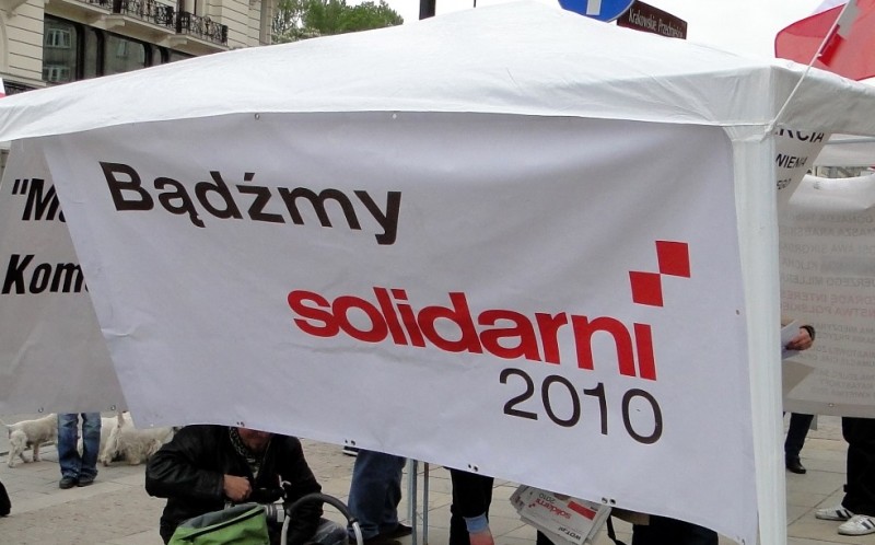 Namiot Solidarnych 2010 na Krakowskim Przedmieściu (fot. eOstroleka.pl)