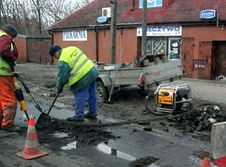Miejskie ekipy rozpoczęły doraźne prace naprawcze (fot. UM Ostrołęka)
