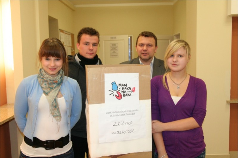 Na zdjęciu od lewej: Małgorzata Kurpiewska, Karol Wróblewski, Dariusz  Maciak - przewodniczący Rady Miasta i Sylwia Walkiewicz - lider zespołu  w ZSZ nr 2