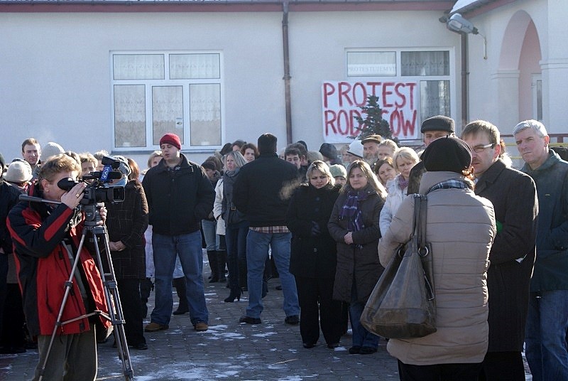Protest rodziców w Olszewce (fot. eOstroleka.pl)
