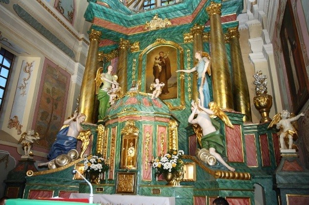 Ołtarz główny w sanktuarium św. Antoniego w Ostrołęce (fot. sanktuarium.ostroleka.pl)