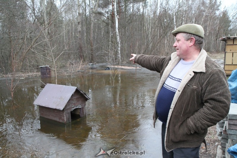 Mieszkańcy osiedla Leśne z niepokojem obserwują rzekę (fot. R. Dawid)