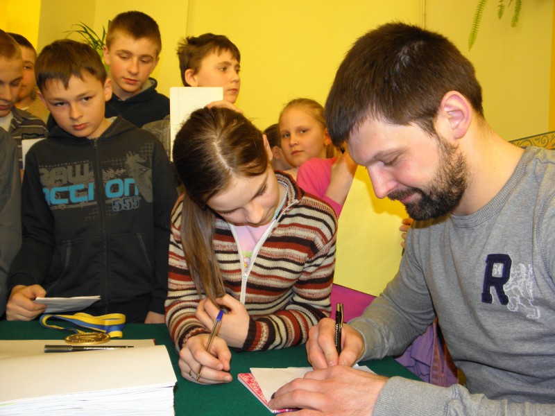 Na koniec spotkania Szymon rozdawał autografy oraz zaprezentował swoje medale (fot. archiwum szkolne)