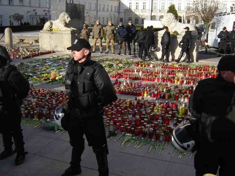 Kwiaty i znicze przed Pałacem Prezydenckim w rocznicę 10/04 (fot. eOstrołęka.pl)