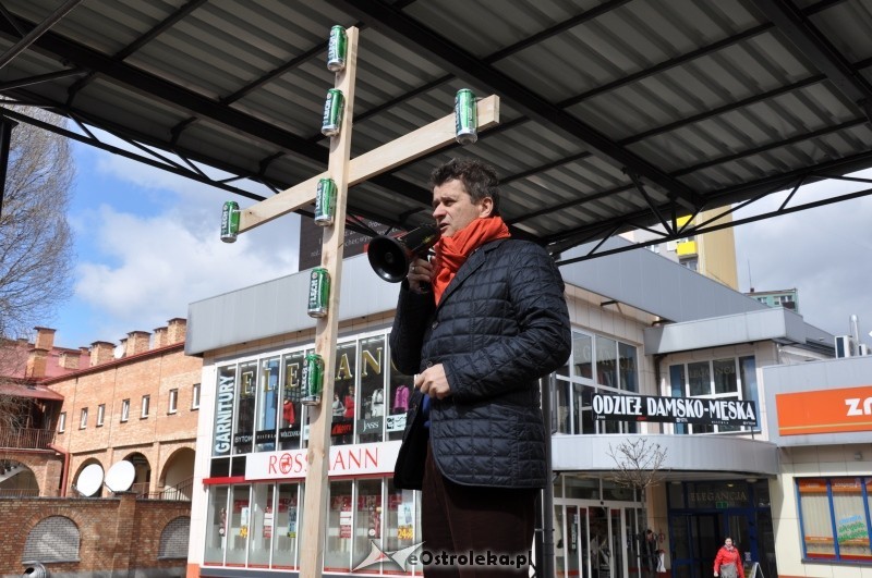 Janusz Palikot przy krzyżu obwieszonym puszkami po piwie Lech (fot. eOstrołęka.pl)