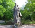 Kibice nie pozwolili zasłonić pomnika Dmowskiego [VIDEO] 