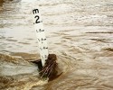 Niebezpiecznie wysoki poziom wody w Omulwi. Tylko 3 centymetry do stanu alarmowego!
