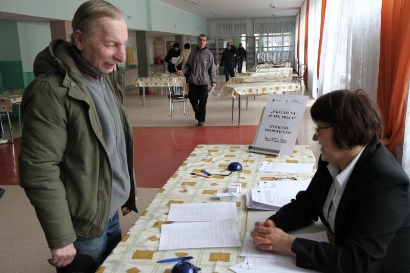 Na spotkaniu pracownicy socjalni m.in. pomagali uczestnikom wypełniać wnioski (fot. eOstroleka.pl)