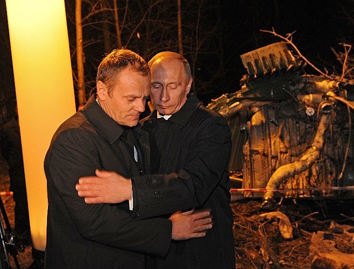 Premier Donald Tusk z Władimirem Putinem na miejscu katsastrofy rządowego tupolewa (fot. premier.gov.pl)