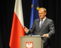 Sondaż CBOS: Donald Tusk ma mocnego konkurenta